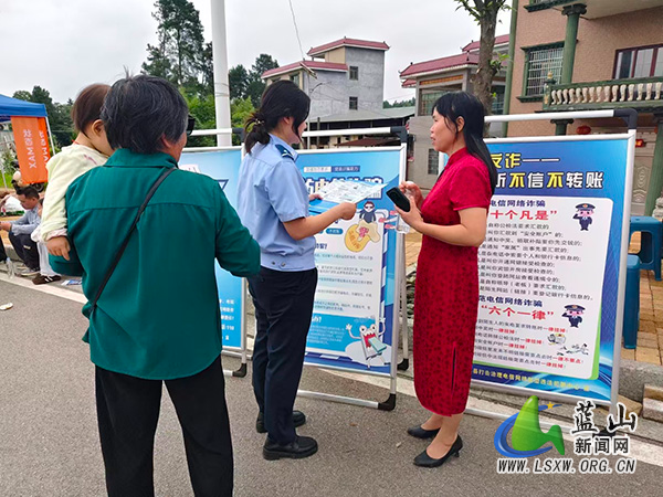 蓝山公安:反诈宣传护航考后“平安”.jpg 蓝山公安:反诈宣传护航考后“平安”.jpg