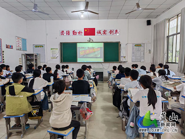 蓝山县民族中学组织观看禁毒警示教育片.jpg 蓝山县民族中学组织观看禁毒警示教育片.jpg