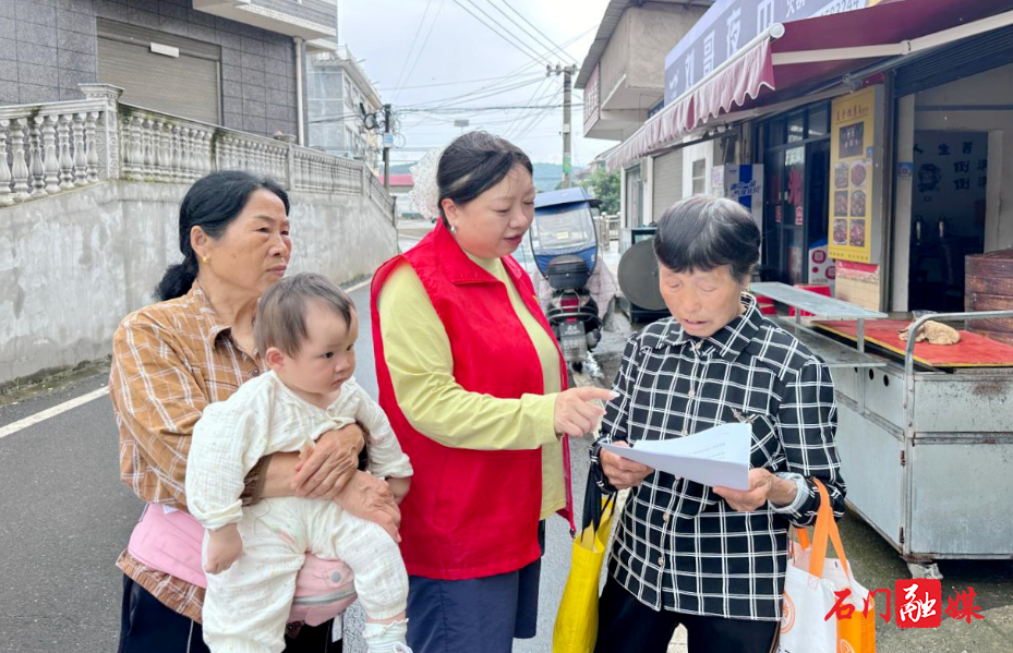 闫家溶社区开展普法宣传活动 筑牢法治社区建设根基1.jpg 闫家溶社区开展普法宣传活动 筑牢法治社区建设根基1.jpg