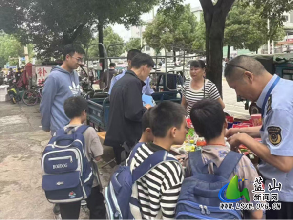 三蓝学校联合县市场监督管理局开展校园周边摊贩专项检查.jpg