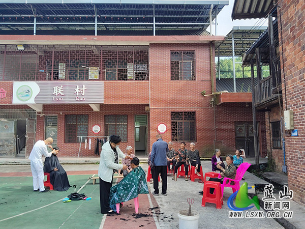 湘江源瑶族乡:一把剪刀一份情 党群服务暖民心.jpg 湘江源瑶族乡:一把剪刀一份情 党群服务暖民心.jpg