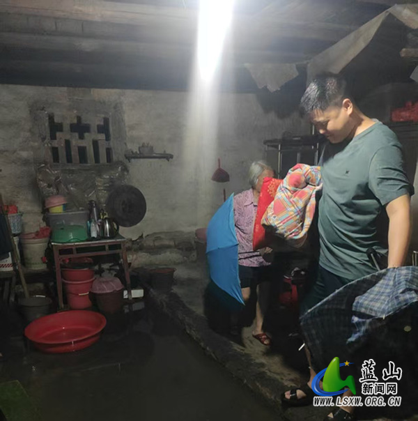 祠堂圩镇:雨夜紧急转移 筑牢防汛安全屏障.jpg 祠堂圩镇:雨夜紧急转移 筑牢防汛安全屏障.jpg
