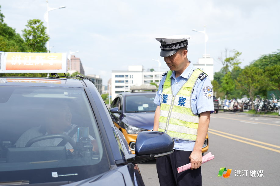 6月4日，在洪江市交警大队，民警对高考爱心志愿者开展专项培训5.jpg