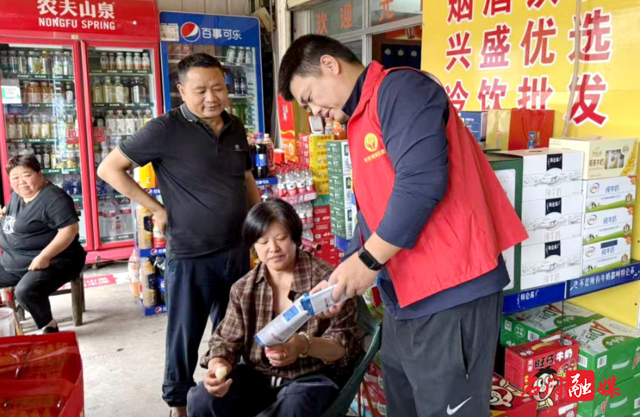 楚江街道龙凤社区开展民法典普法宣传活动1.jpg 楚江街道龙凤社区开展民法典普法宣传活动1.jpg