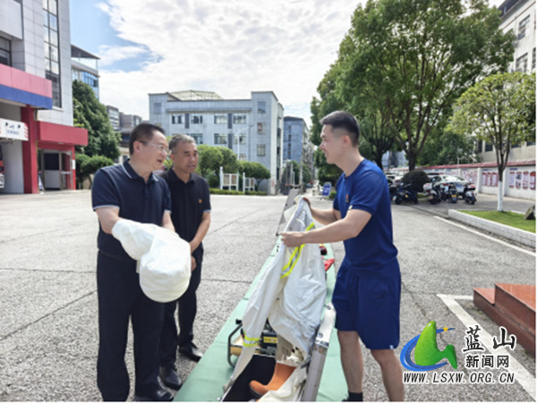 满载而归的“消防之旅”:蓝山县司法局走进县消防救援大队开展“走进蓝山消防 全民共享平安”主题党日活动2.jpg 满载而归的“消防之旅”:蓝山县司法局走进县消防救援大队开展“走进蓝山消防 全民共享平安”主题党日活动2.jpg