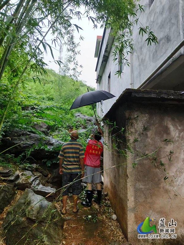 太平圩镇:闻“汛”而动防风险 靠前排查护民安.jpg 太平圩镇:闻“汛”而动防风险 靠前排查护民安.jpg