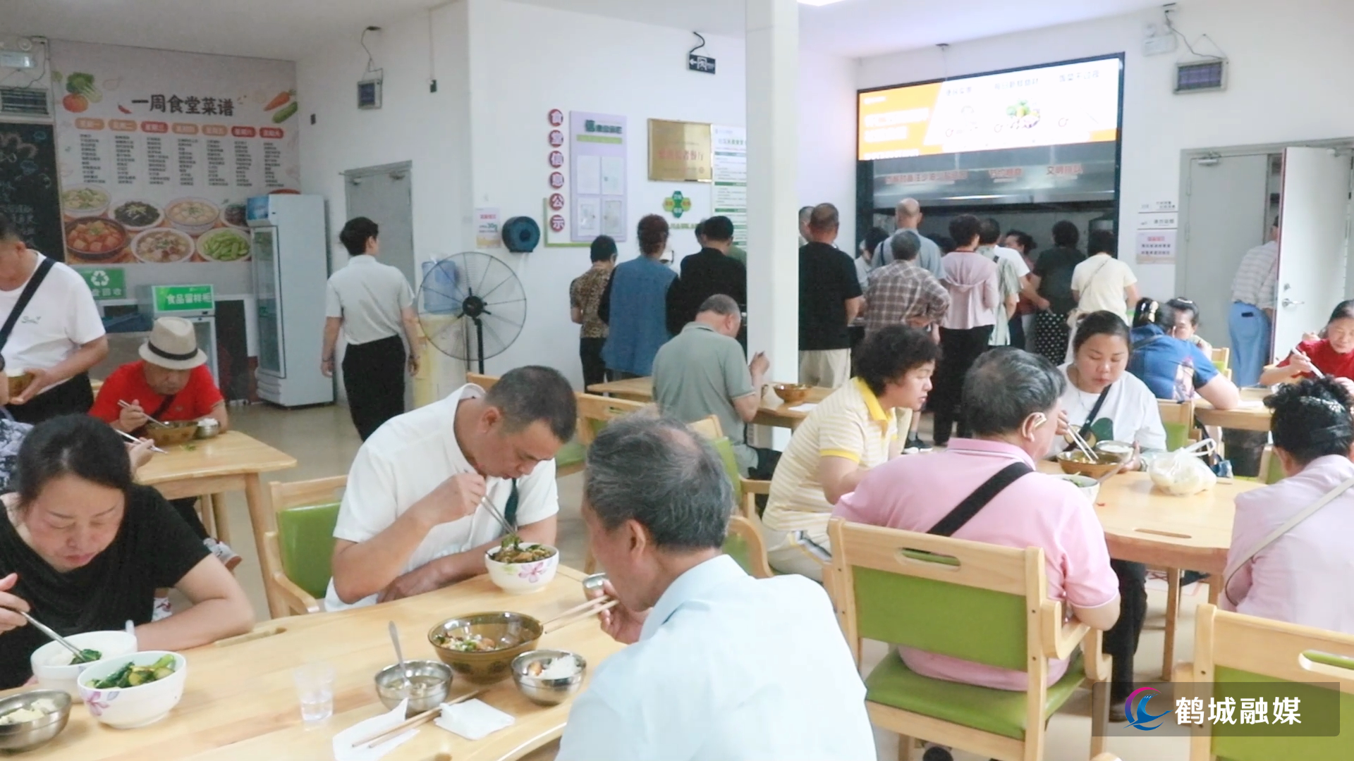 6月12日 鹤城:小食堂暖民心 “幸福餐桌”不止一餐热饭.mp4_000053.979.png 6月12日 鹤城:小食堂暖民心 “幸福餐桌”不止一餐热饭.mp4_000053.979.png