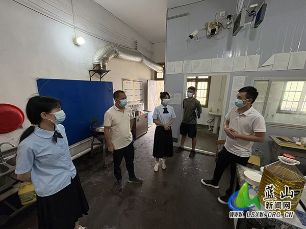 毛俊镇:开展食品安全专项检查 守护师生“舌尖上的安全”.jpg 毛俊镇:开展食品安全专项检查 守护师生“舌尖上的安全”.jpg