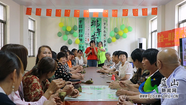 塔峰镇辅仁社区:浓情端午艾草传情 暖心陪伴敬老爱老.jpg 塔峰镇辅仁社区:浓情端午艾草传情 暖心陪伴敬老爱老.jpg