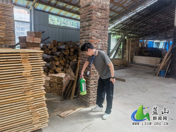 大桥瑶族乡开展木材加工厂安全生产专项检查.jpg 大桥瑶族乡开展木材加工厂安全生产专项检查.jpg