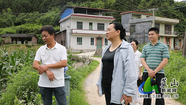 邓群到大桥瑶族乡调研.jpg 邓群到大桥瑶族乡调研.jpg