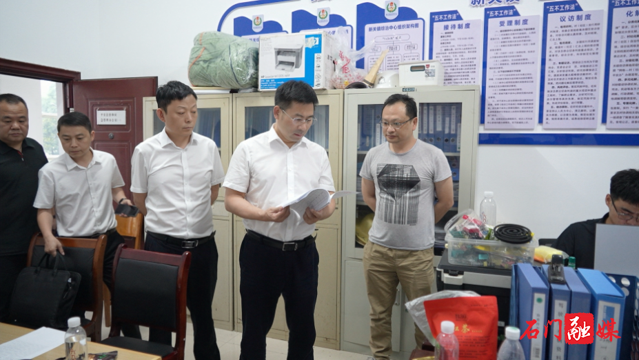 李长春以“四不两直”方式督导防汛抗灾工作1.jpg 李长春以“四不两直”方式督导防汛抗灾工作1.jpg
