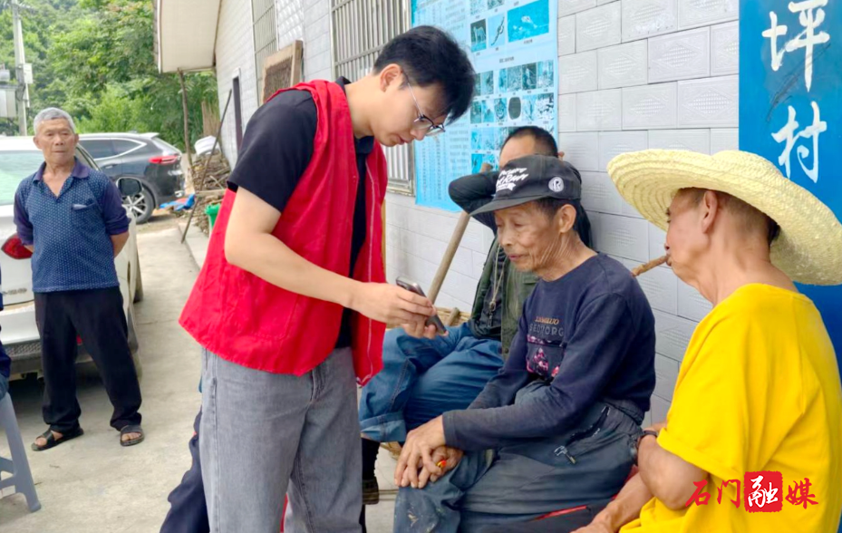 壶瓶山镇:深入集中安置点开展养老资格认证1.jpg 壶瓶山镇:深入集中安置点开展养老资格认证1.jpg