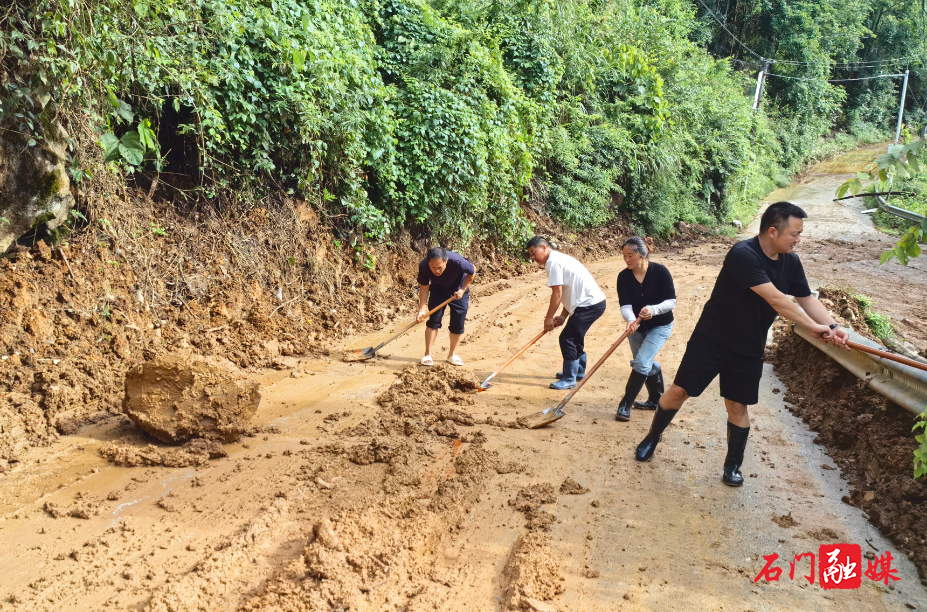 壶瓶山镇:不等不靠自发清淤 同心重建美好家园1.jpg 壶瓶山镇:不等不靠自发清淤 同心重建美好家园1.jpg