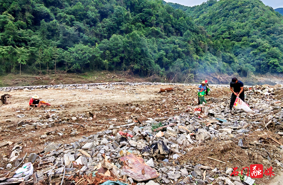 壶瓶山镇:不等不靠自发清淤 同心重建美好家园2.jpg 壶瓶山镇:不等不靠自发清淤 同心重建美好家园2.jpg