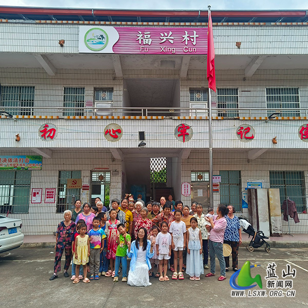 楠市镇福兴村:老少同乐包饺子.jpg 楠市镇福兴村:老少同乐包饺子.jpg