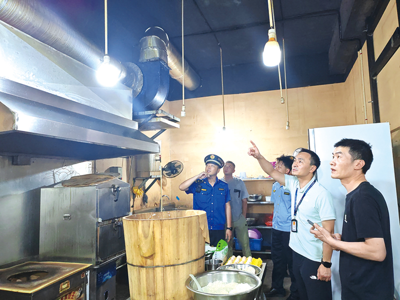淮川街道联合部门突击检查燃气及食品安全