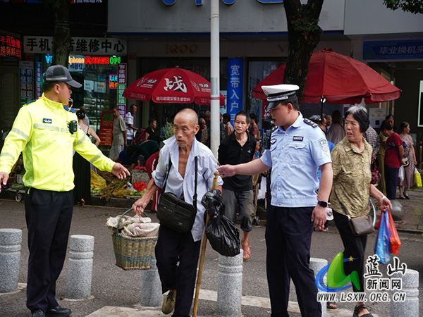 蓝山公安交管:端午节坚守岗位保畅通.jpg 蓝山公安交管:端午节坚守岗位保畅通.jpg