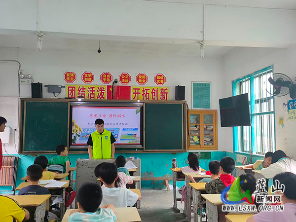 校社联动保安全-犁头中小联合犁头乡政府进行暑期安全宣讲.jpg