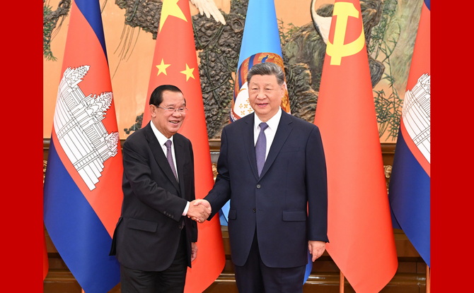 习近平会见柬埔寨人民党主席、参议院主席洪森