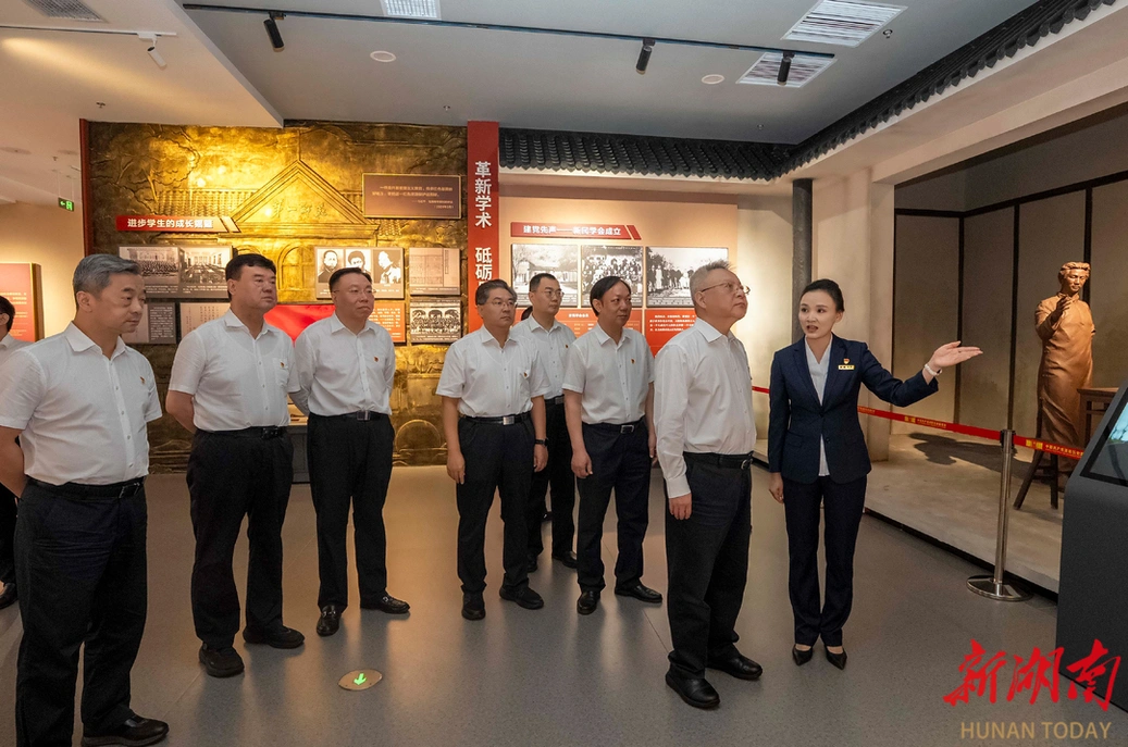 沈晓明开展党性教育活动和“七一”走访慰问