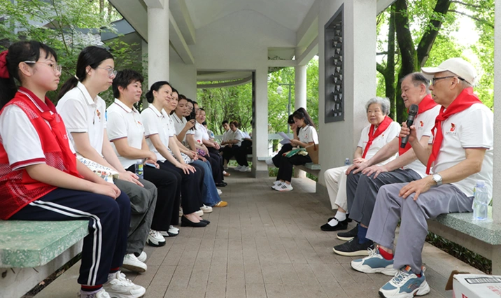 与雷锋跨时空“同框”，像雷锋那样热爱党