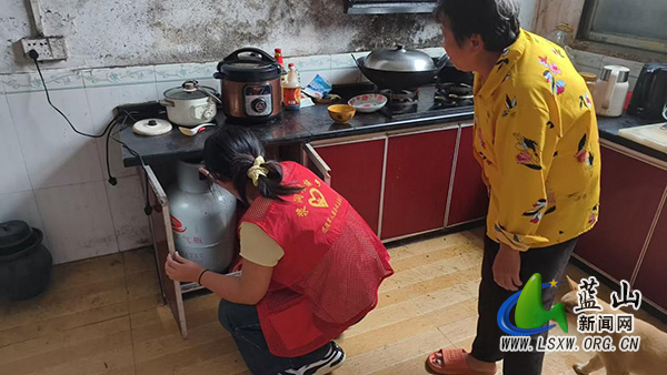 浆洞瑶族乡：全域全覆盖“入户三看” 守护瑶乡平安_1.jpg
