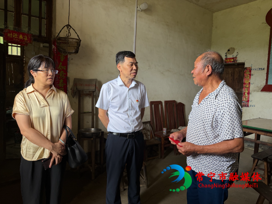 段鸣“七一”走访慰问党员.jpg