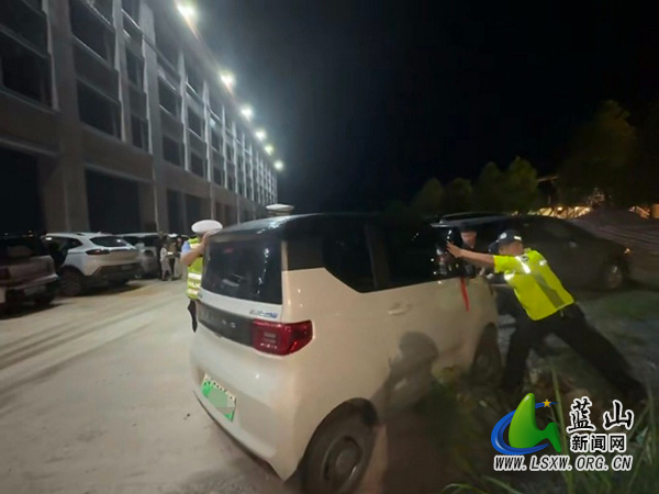 蓝山：车轮不慎掉草坑，交警化身“推车侠”暖心解困.jpg