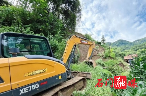 维新镇:滑坡阻路急清障 机械进场保畅通2.jpg 维新镇:滑坡阻路急清障 机械进场保畅通2.jpg