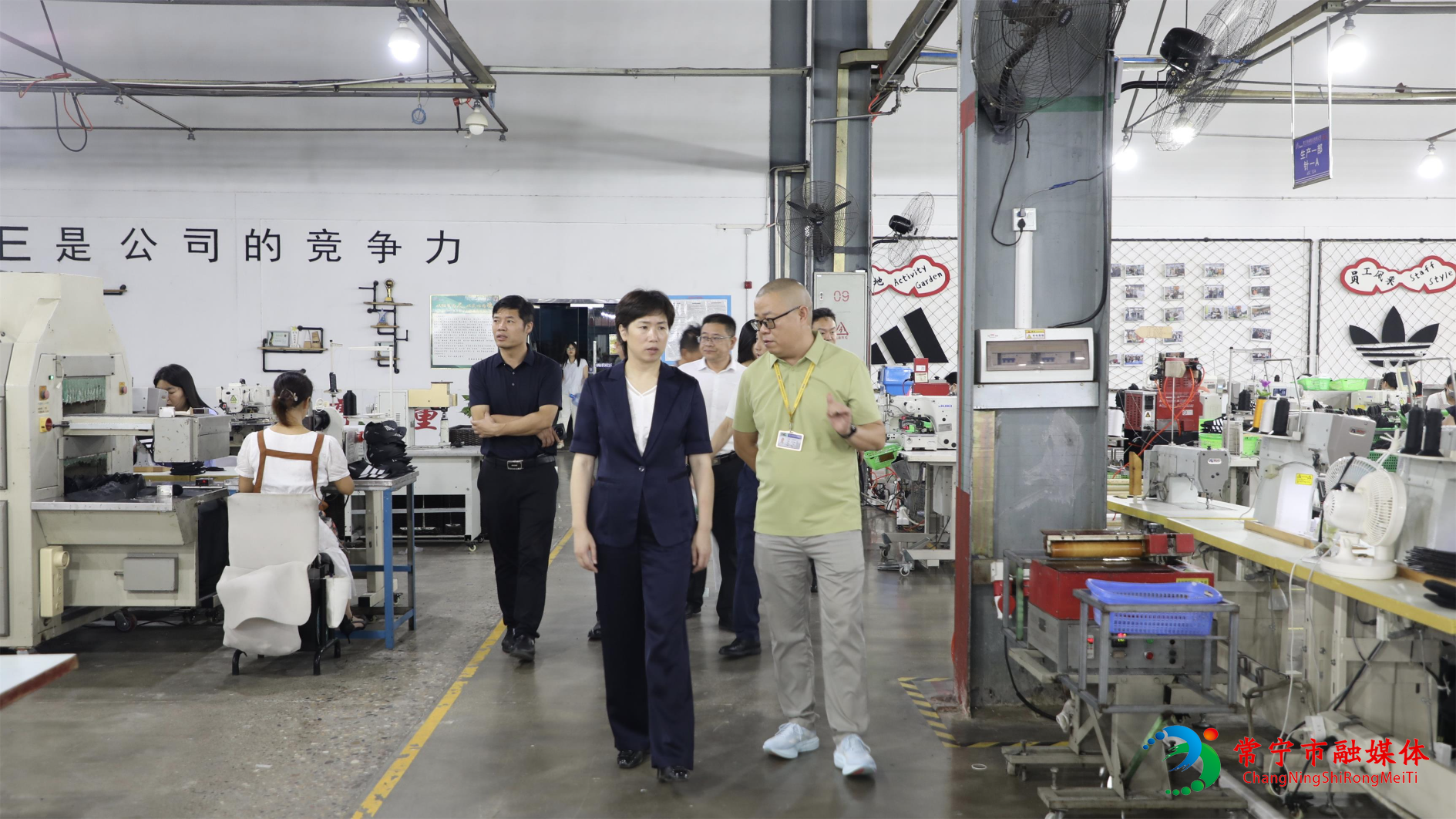 邓艳红调研企业.jpg 邓艳红调研企业.jpg