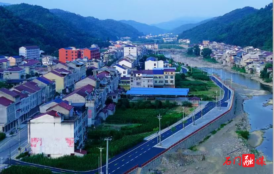 子良镇：南河北岸铺坦途 边界小镇展新颜1.jpg