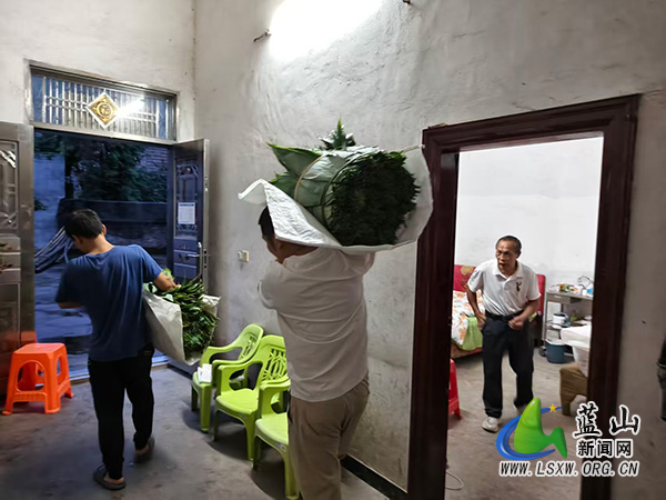 浆洞瑶族乡:风雨夜里紧急转移 10户17名群众一个都不少.jpg 浆洞瑶族乡:风雨夜里紧急转移 10户17名群众一个都不少.jpg