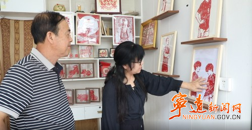 宁远:非遗剪纸为足球队助威2_副本500.jpg 宁远:非遗剪纸为足球队助威2_副本500.jpg