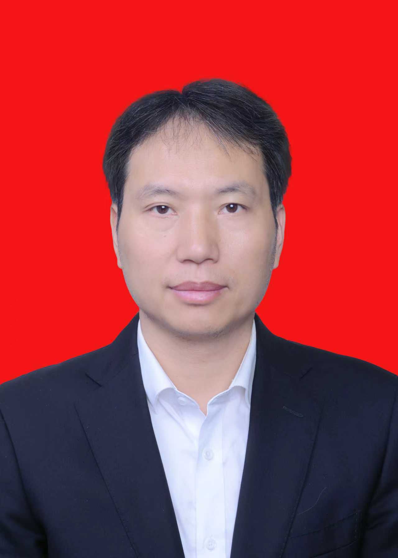 <b>李富春</b> <br> 县委书记