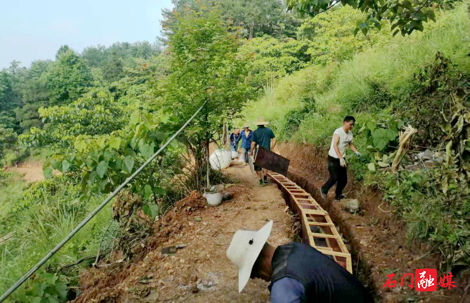 县自然资源局:肩挑背扛治隐患 精准施策护民安1.jpg 县自然资源局:肩挑背扛治隐患 精准施策护民安1.jpg