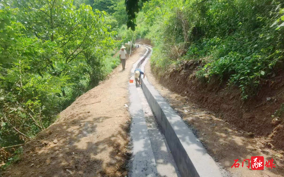 县自然资源局:肩挑背扛治隐患 精准施策护民安2.jpg 县自然资源局:肩挑背扛治隐患 精准施策护民安2.jpg