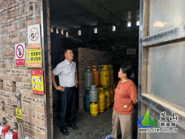 大桥瑶族乡开展液化气站安全隐患排查工作.jpg 大桥瑶族乡开展液化气站安全隐患排查工作.jpg