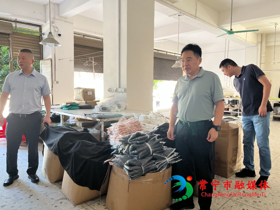 罗卫华调研.jpg 罗卫华调研.jpg