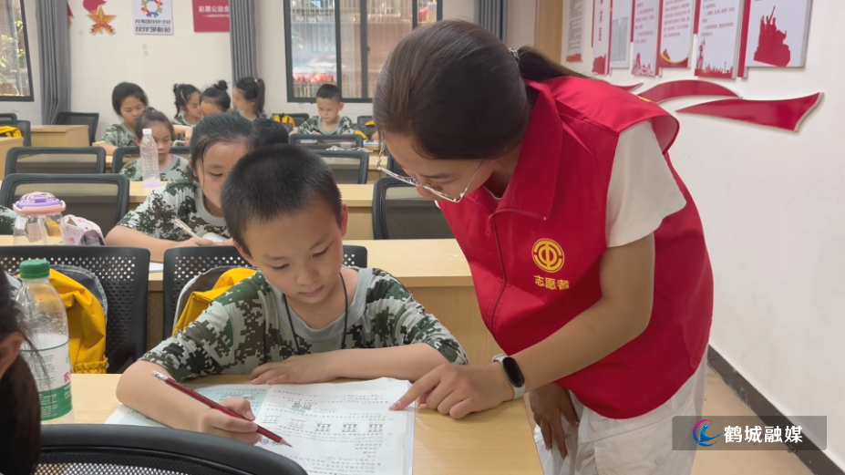 7月13日鹤城区2026“工惠鹤娃”暑期爱心托管班开班 缓解职工暑期带娃难.mp4_000035.726.png