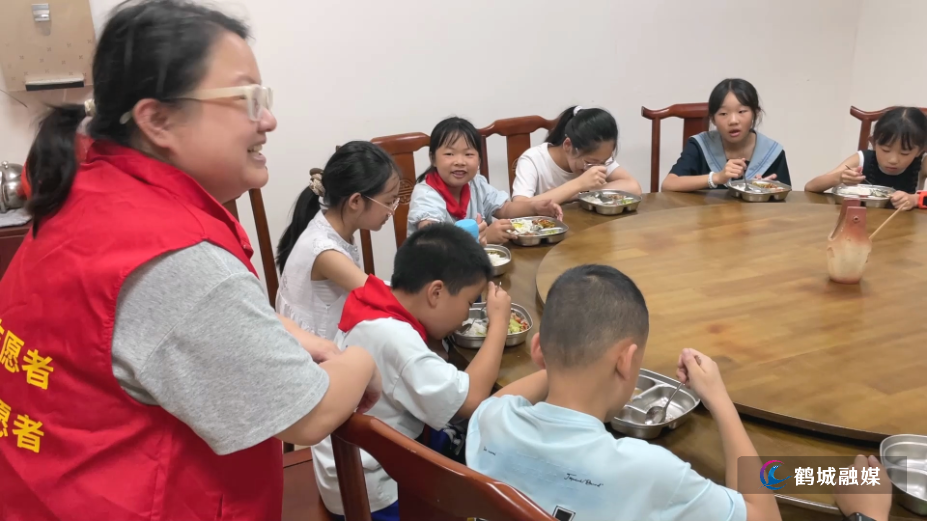 7月13日鹤城区2026“工惠鹤娃”暑期爱心托管班开班 缓解职工暑期带娃难.mp4_000100.033.png