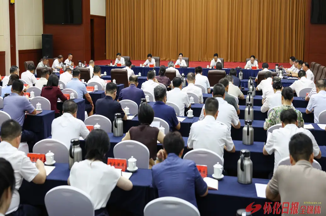 韦朝晖主持市委理论学习中心组集体学习