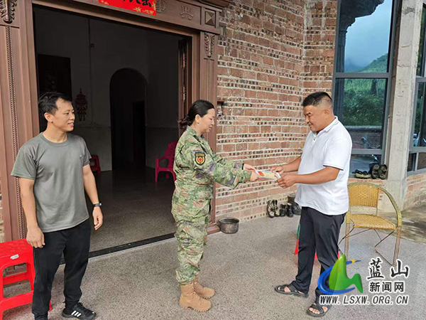 浆洞瑶族乡为上半年入伍新兵家庭送达入伍通知书、发放光荣牌.jpg 浆洞瑶族乡为上半年入伍新兵家庭送达入伍通知书、发放光荣牌.jpg