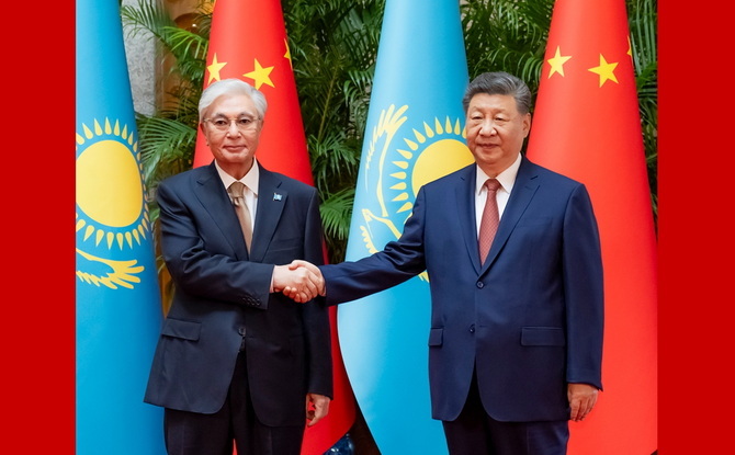 习近平会见哈萨克斯坦总统托卡耶夫