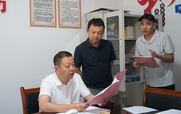 钟跃波调研信访工作并接待来访群众