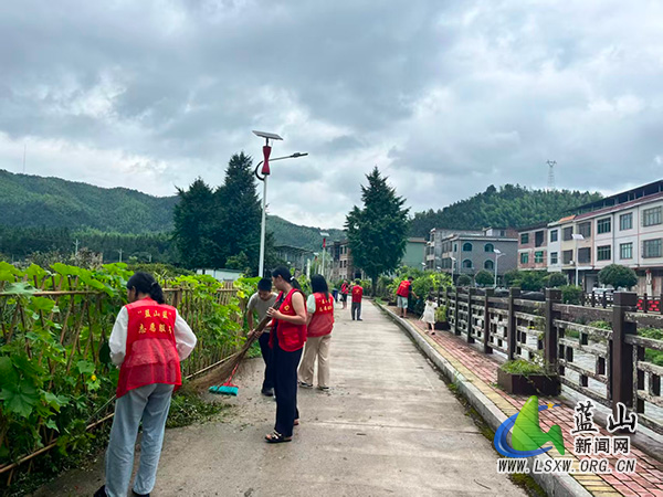 浆洞瑶族乡上洞村:机械助力河道焕新 党群携手扮靓家园.jpg 浆洞瑶族乡上洞村:机械助力河道焕新 党群携手扮靓家园.jpg