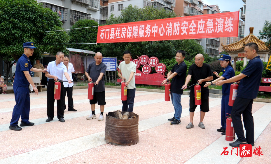 县住保中心在惠民小区开展保障房消防应急演练1.png 县住保中心在惠民小区开展保障房消防应急演练1.png