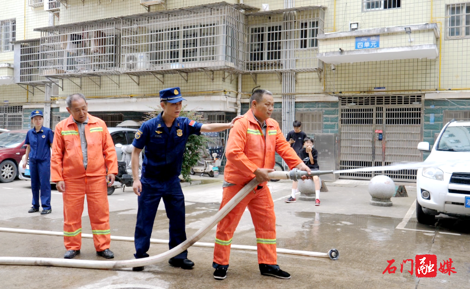 县住保中心在惠民小区开展保障房消防应急演练2.png 县住保中心在惠民小区开展保障房消防应急演练2.png