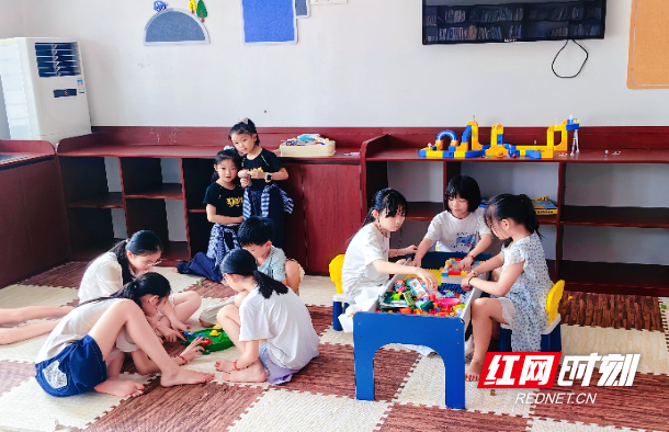 孩子们在益智角游戏.jpg
