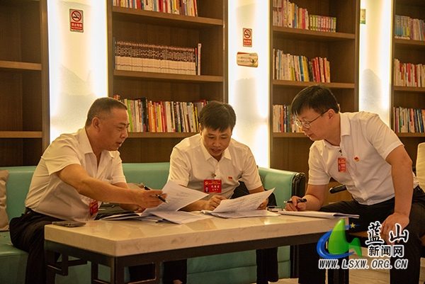 【聚焦党代会】出席中国共产党蓝山县第十四次代表大会的代表向大会报到1.jpg 【聚焦党代会】出席中国共产党蓝山县第十四次代表大会的代表向大会报到1.jpg